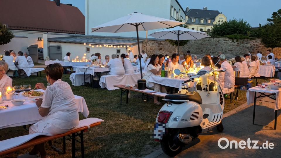Ein Hingucker beim „Dîner en Blanc&quot; in Waldsassen war der weiße Motorroller, der wie viele Tische in den Neuen Gärten in Waldsassen mit Lichterketten dekoriert war. Bild: pz