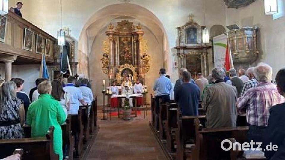 Zahlreiche Gläubige feiern in der Kirche in Altenstadt bei Vohenstrauß das Patrozinium mit. Bild: Heiner Reber/exb
