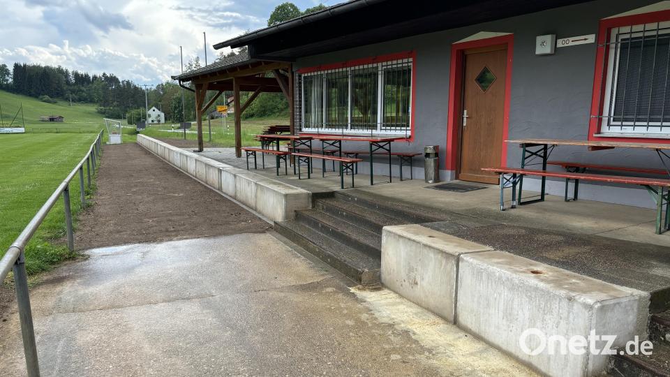 Die neue Stützmauer am Sportheim des SC Eschenfelden bietet Zuschauern beim Fußball wieder eine solide Sitzfläche. Bild: lei