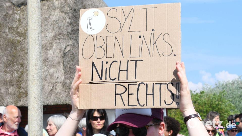 Menschen hielten als Reaktion auf das Video im Mai Mahnwache auf Sylt. (Archivbild) Bild: Lea Sarah Albert/dpa