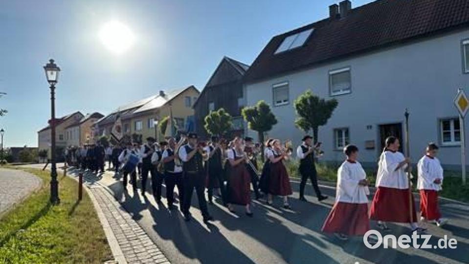 Bei strahlendem Sonnenschein bewegt sich der Festzug zur Kirche Sankt Johannes der Täufer. Bild: Heiner Reber