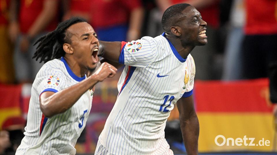 Randal Kolo Muan feiert sein Tor zum 0:1 mit Jules Kounde. Bild: Jens Niering