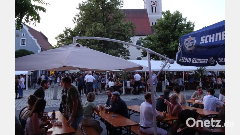 Der Marktplatz bewährt sich einmal mehr als die gute Stube der Altstadt. Bild: hm