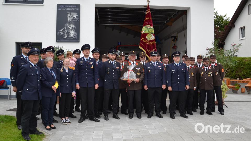 Der Ehrenpatenverein Tradigist (rechts) aus Niederösterreich gratuliert dem Jubelverein (links). Im Hintergrund ihr Patengeschenk an der Wand des Gerätehauses. Bild: gi