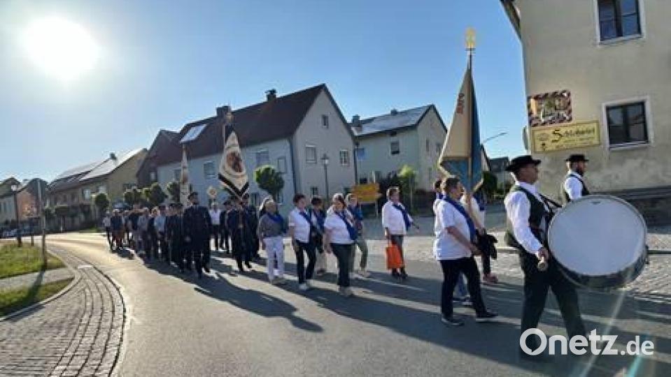 Viele Gläubige sowie Vertreter der kirchlichen und kommunalen Gremien und Vereine sind beim Festzug zum Patrozinium mit dabei. Bild: Heiner Reber/exb