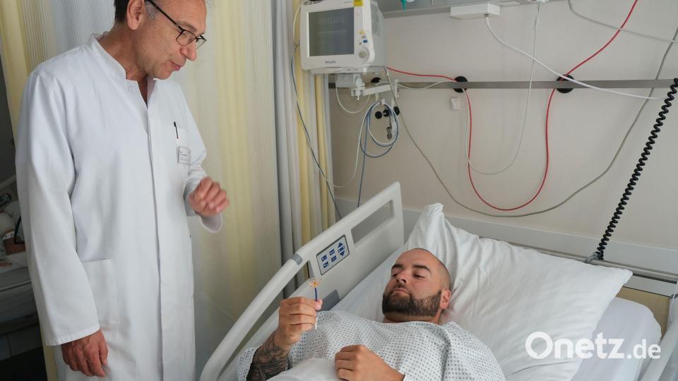 Oberarzt und Elektrophysiologe Dr. Steffen Christow erklärt einem Patienten das Verfahren der Elektroporation. Bild: Klinikum St. Marien/Dietl