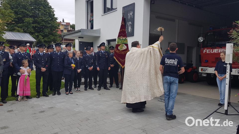 Pfarrer Udo Klösel segnet das neue Feuerwehrhaus und erbittet den Segen Gottes, dass die Feuerwehrleute immer gesund und heil von ihren oft gefährlichen Einsätzen zurückkehren. Bild: gi