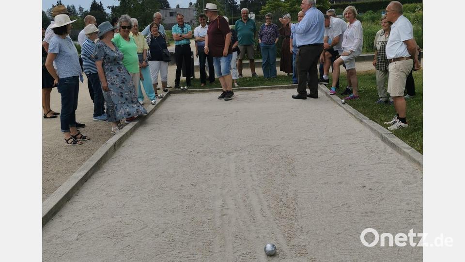 Kreisseniorenbeauftragter Peter Gold beim Erklären der Regel zum Boule-Spiel. Bild: Anja Dubrowski/Seniorenfachstelle/exb
