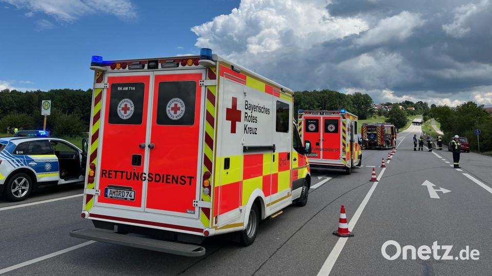 Mehrere Rettungswagen eilten zur Unfallstelle, konnten letztlich aber nichts mehr ausrichten. Bild: Wolfgang Steinbacher