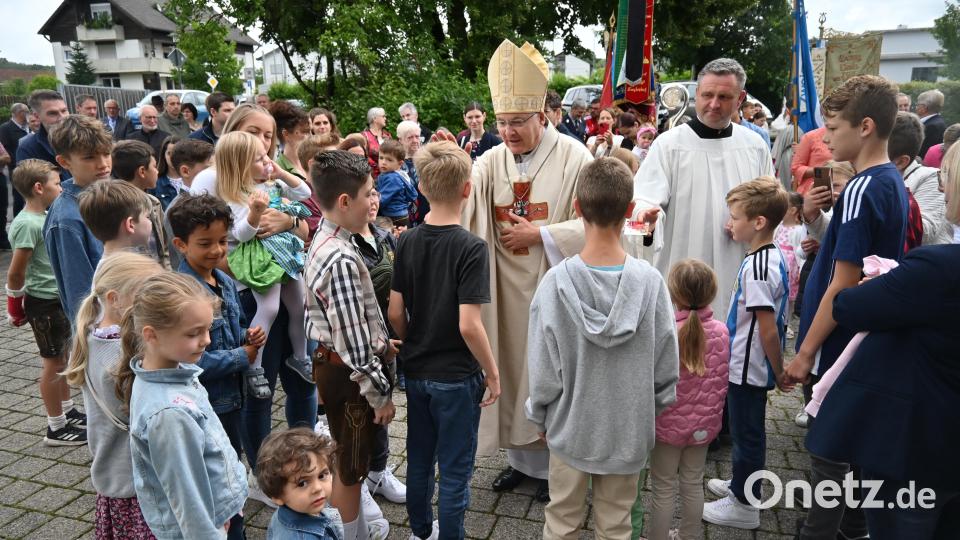 Bischof Rudolf Voderholzer segnet vor dem Gottesdienst die Kinder. Bild: kki