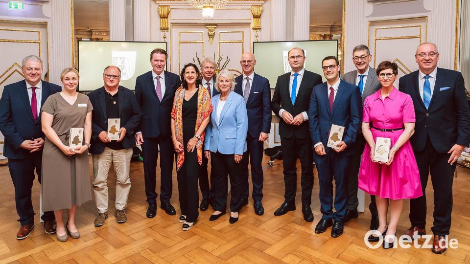 Landrat Richard Reisinger, Laura Frenzel, Wilhelm Koch, Dr. Jürgen Helmes (IHK Regensburg), Martina Schierer, Prof. Dr. Clemens Bulitta (OTH Amberg-Weiden), Ilsa Danziger, Heimat- und Finanzminister Albert Füracker, Prof. Dr. Matthias Obergrießer, Dr. Georg Haber (Handwerkskammer Niederbayern-Oberpfalz) Brigitte Herzog und Bezirkstagspräsident Franz Löffler. (von links nach rechts) Bild: Uwe Moosburger