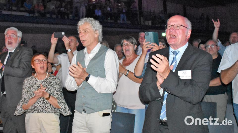 Beim Konzert der United States Army Europe and Afrika Band &amp; Chorus haben die Ehrengäste viel Spaß und Feiern kräftig mit. Bild: rgr
