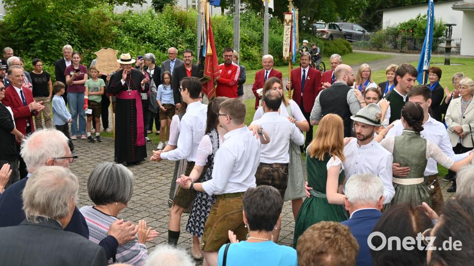 Der Kirwaverein, der in den nächsten beiden Wochen für die weltliche Feier zuständig ist, macht dem Bischof mit zwei Tänzen seine Aufwartung. Bild: kki