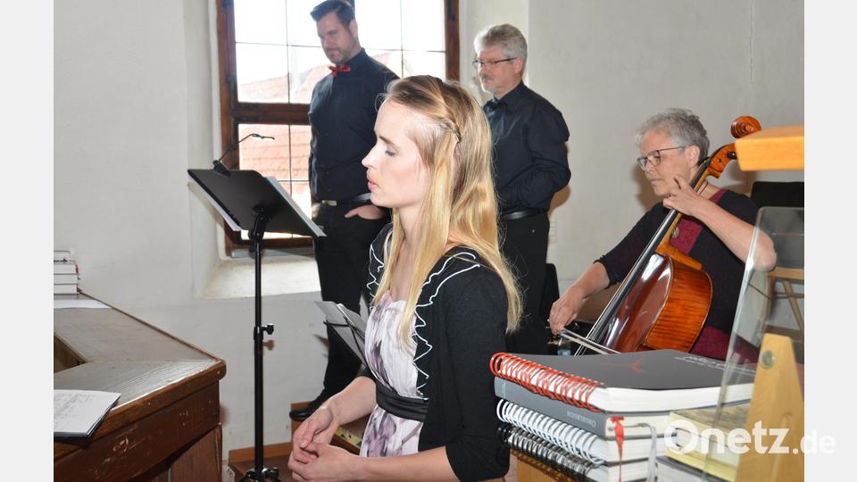 Sopranistin Laura Demjan und Ute Sommer am Violoncello sangen und spielten Musik aus der Gregorianik, deren Melodie so alt wie das Gotteshaus ist und nur ein Jahr später (1125) als der Bau der Simultankirche 1124 entstanden ist.. Bild: dob