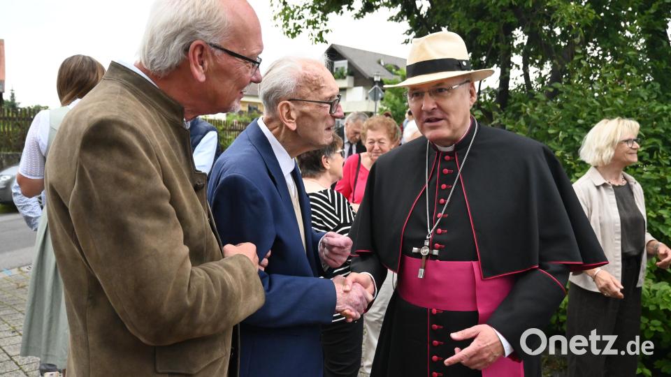 Viele Pirker suchen mit dem Bischof das Gespräch, so auch Oswald Baer, einer der Erbauer der Auferstehungskirche. Bild: kki