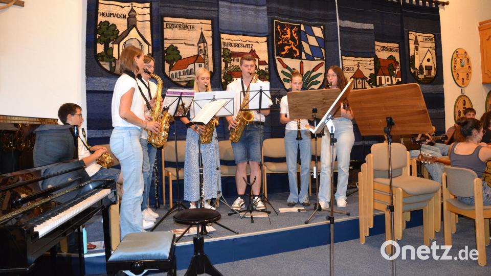 Das Saxophon-Ensemble unter der Leitung Musiklehrerin Daniela Ermer überzeugte mit „Three Lemon and a Coconut“ von M. Petzold. Bild: gi