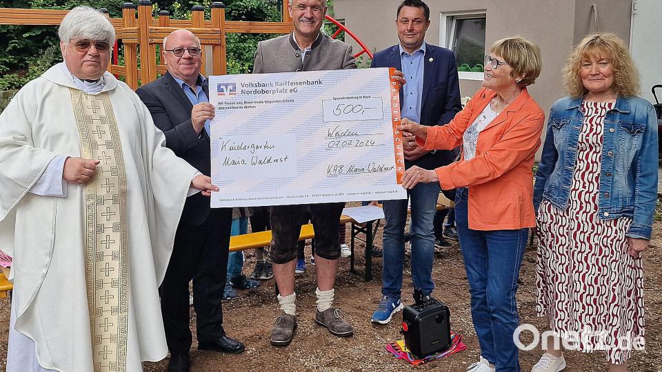 Von der KAB Maria Waldrast gibt es eine Spende fü die Kita. Bild: R. Kreuzer