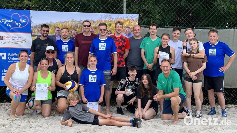 Vier Mannschaften beteiligen sich am Turnier um den Riedener Beach-Volleyballcup hier bei der Siegerehrung. Bild: gau