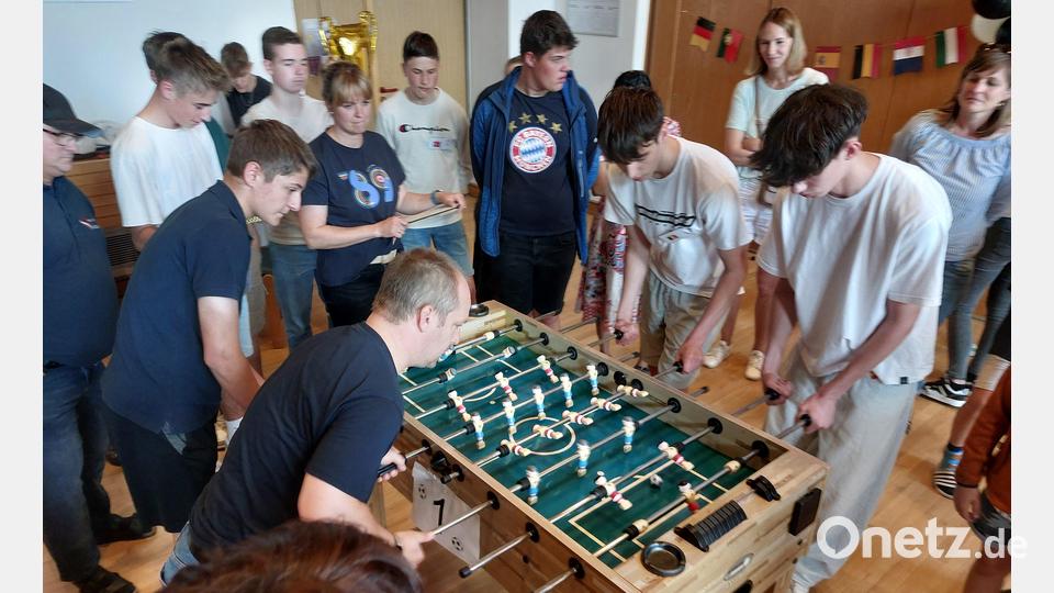 Die „Junge Kirche“ in Wiesau nutzte die Fußball-Europameisterschaft zu einem Kickerturnier. Bild: Pfarrei Wiesau/exb