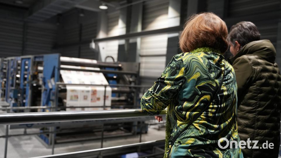 Auf der Besuchergalerie hat man den richtigen Blick auf die Druckmaschine. Um 21.15 Uhr geht der Andruck los. Eine Papierrolle ist nach 22 Minuten aufgebraucht. Bild: Fröhler, Laura