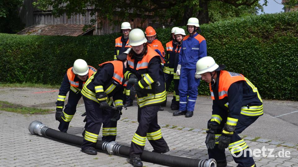 Das Jugendleistungsabzeichen meistern die jungen Feuerwehranwärter der Feuerwehr Saubersrieth-Niederland und der Feuerwehr Tröbes mit Bravour. Ausbilder und Jugendwart Bernd Martin ist stolz auf seine Schützlinge. Bild: Peter Garreiss