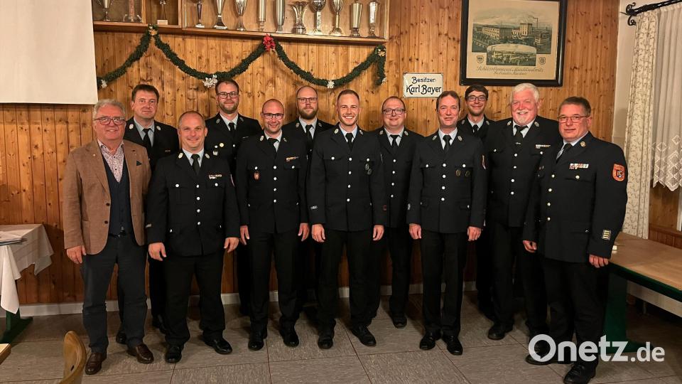 Der neu gewählte Vorstand. Von links Bürgermeister Toni Dutz, Schriftführer Thorsten Meiler, Kommandant Christian Blohmann, Vorsitzender Kevin Puss, Zweiter Kommandant Alexander Bäumler, Zweiter Vorsitzender Fabian Puss, die Vertrauenspersonen Nico Tretter und Daniel Hermann, Kassenrevisor Daniel Schildknecht, Vertrauensperson Andreas Puss, Kassenrevisor Peter Meißner sowie Kreisbrandrat Stefan Gleißner. Bild: Feuerwehr Wiesau/exb