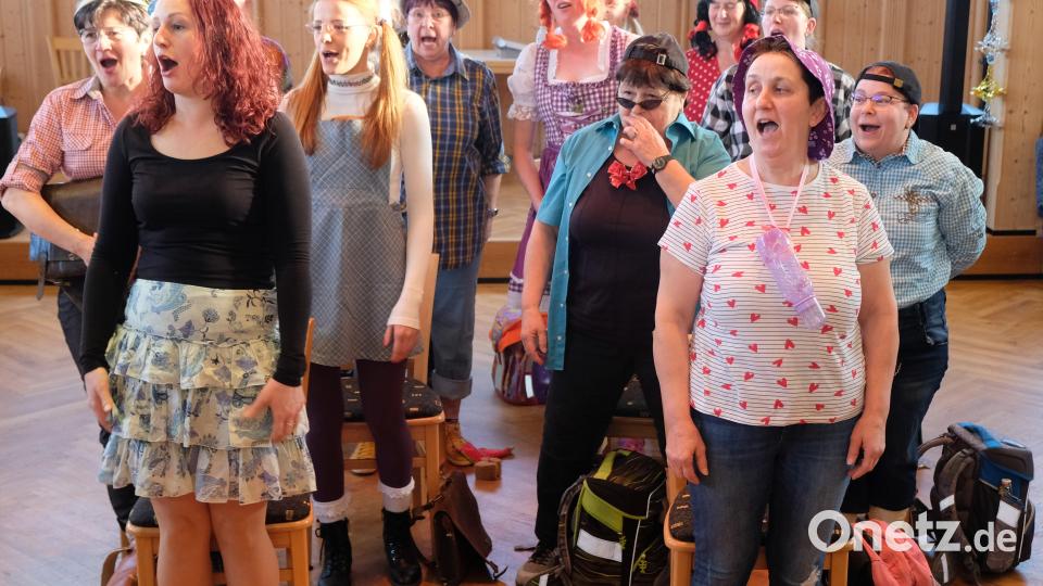 Fröhlichkeit gehört zu den &quot;Genen&quot; des Frauenbund-Ortsvereins Oberbibrach/Münchsreuth. Ein Muss sind die berühmten Auftritte beim Oberbibracher Frauenbund-Fasching mit temperamentvollen Sketchen. Bild: do
