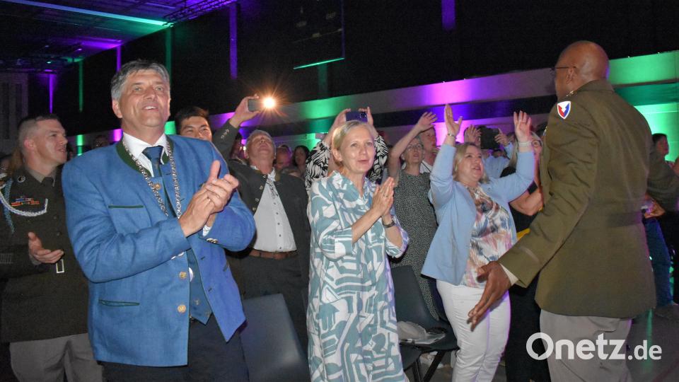 Bürgermeister Edgar Knobloch und Garnisonskommandeur Oberst Kevin A. Poole und deren Frauen haben viel Spaß mit der Musik. Bild: rgr
