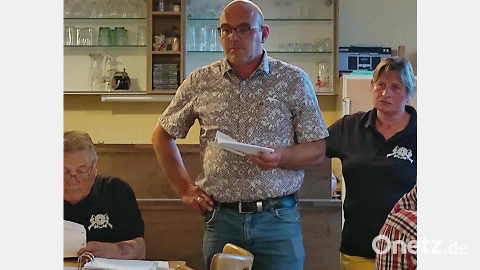 Besorgte Gesichter: Schützenmeisterin Claudia Schreglmann, Bürgermeister Johannes Schmid und Dieter Pommeranz (von rechts) bei der jüngsten Hauptversammlung des Schützenvereins, der sich in einer schwierigen Situation befindet, da bei der Neuwahl keine Vorstandschaft zustande kam. Bild: lgc