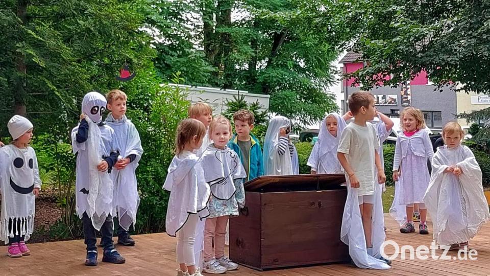 Die Kinder tanzen zu Märchen. Bild: R. Kreuzer