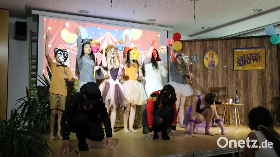 Mit einer zauberhaften Aufführung begeistern Schüler und Lehrkräfte der St. Felix Schule das Publikum. Das Stück &quot;Oh what a Circus&quot; stammt von Religionslehrerin Michaela Scheck. Bild: prh
