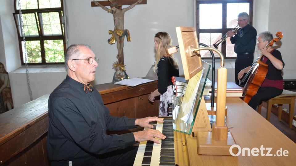 Albert Sommer sauste wie ein Tausendsassa zwischen Empore und Altarraum hin und her. Auf der Sandtner-Orgel begleitete er verschiedene Werke. Im Hintergrund Johannes Gruber an der Trompete, der die Vohenstrauß-Fanfare eigens für das Jubiläum schrieb. Bild: dob