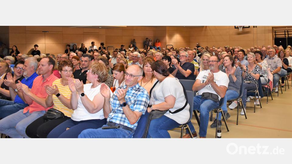 Die Stadthalle ist nahezu gefüllt. Bild: rgr