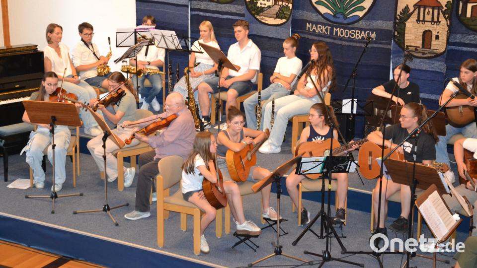 Maria Schweigl und Viktoria Stefinger spielen auf ihren Violinen mit ihrem Musiklehrer Friedemann Kloos (von links) „Polska Polonäs“ aus Schweden. Bild: gi