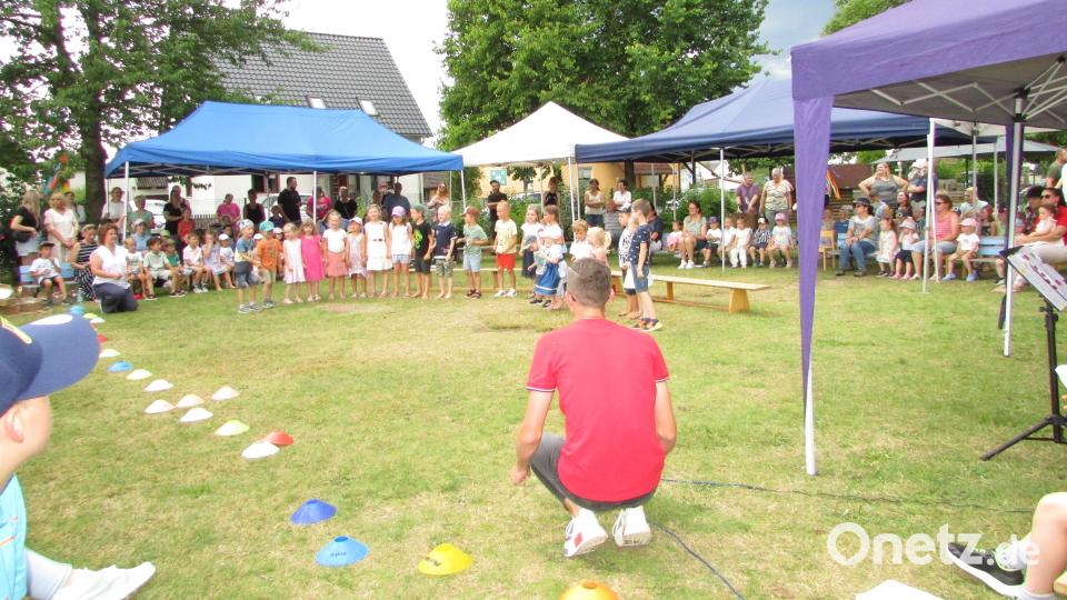 Alle Gruppen haben sich für die Serenade was besonderes ausgedacht. Die Kinder singen, hüpfen, tanzen und klatschen. Bild: sei