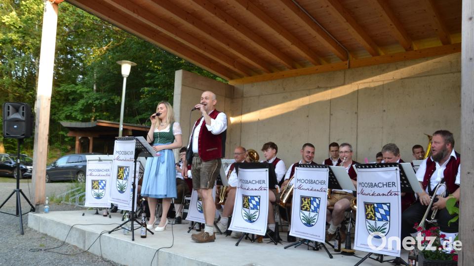 Leiter Franz Sturm und Sängerin Julia Schönberger aus Großenschwand singen sich in die Herzen der Zuhörer. Bild: gi
