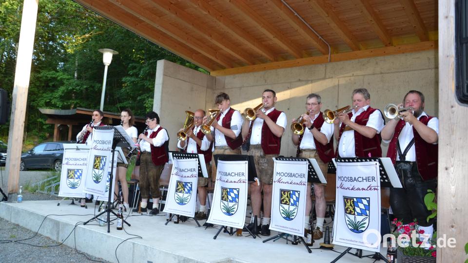 Prächtig spielten die Moosbacher Musikanten zur Serenade im Generationenpark im Rahmen des Moosbacher Musiksommers auf. Bild: gi