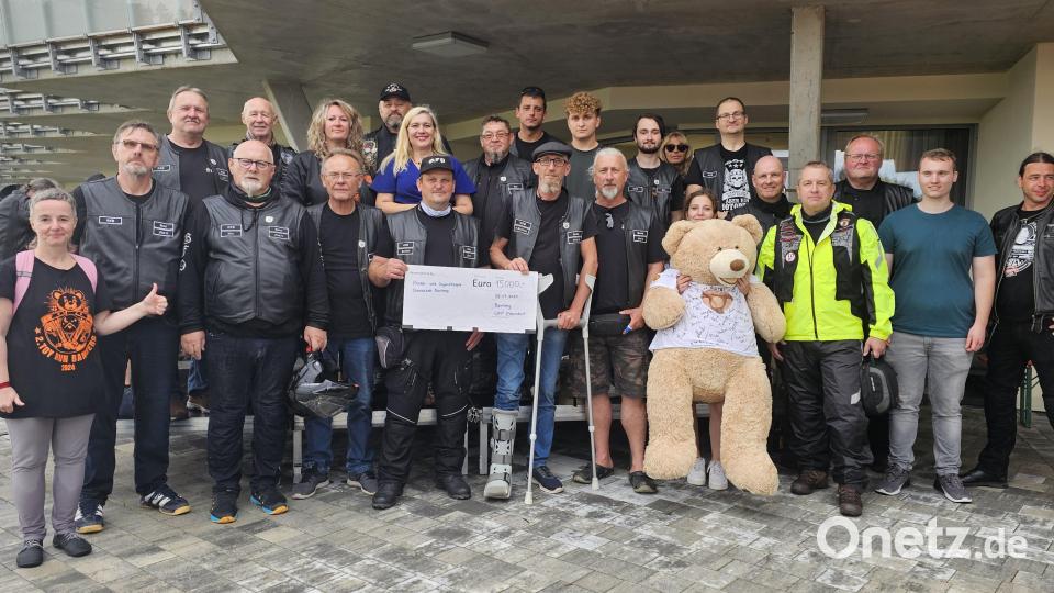 Die Motorradfreunde und ihre Unterstützer sammelten bei einer Spendenaktion 15 000 Euro. Das Geld ging an das Kinder- und Jugendhospiz Sternenzelt in Bamberg. Bild: GFP Erbendorf/exb