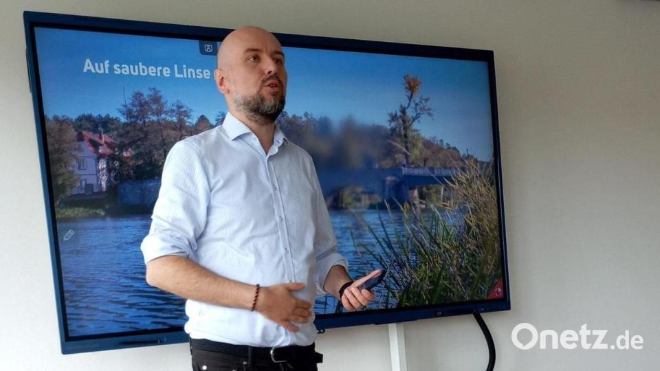 Medienproduzent Daniel Kapulla wies die jungen Schülerinnen und Schüler an der Sulzbach-Rosenberger Berufsschule im Rahmen des BVJ-Projekts in die Geheimnisse des richtigen Fotografierens und Filmens ein. Bild: lz