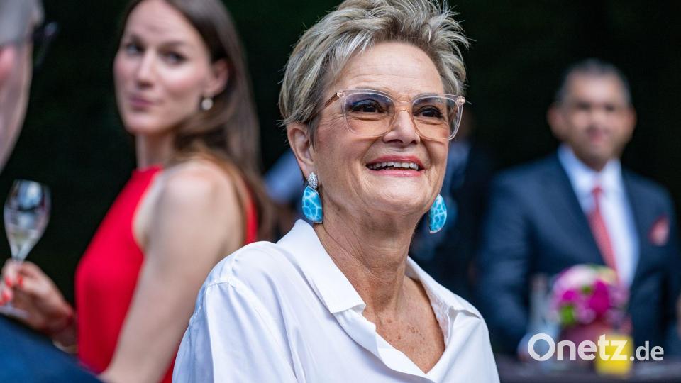 Gloria Fürstin von Thurn und Taxis mischte sich im Park von Schloss St. Emmeram unter die Gäste. Bild: Armin Weigel/dpa