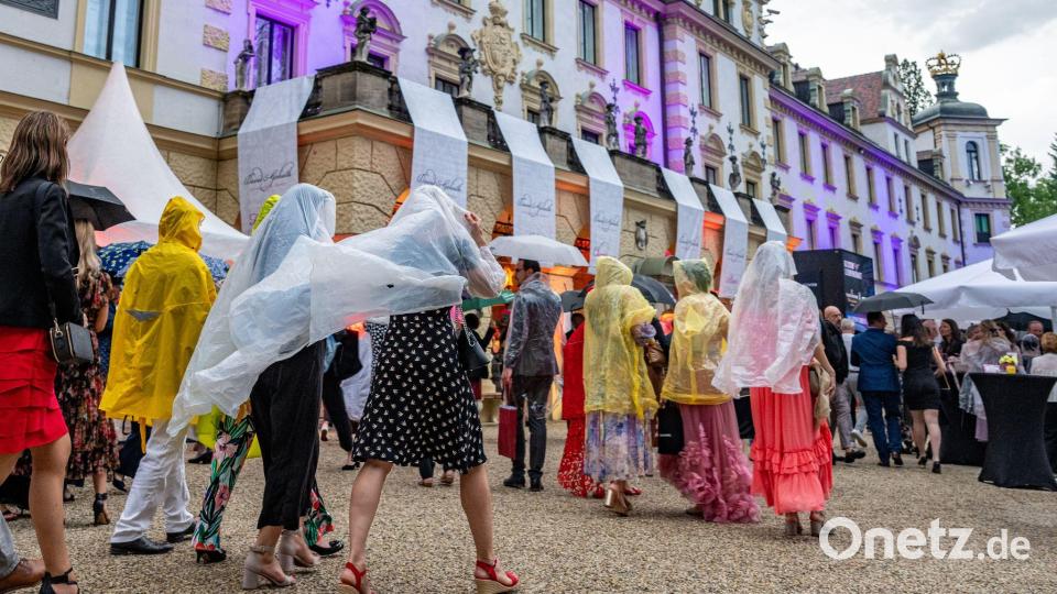 Die Premiere der Regensburger Schlossfestspiele wurde wegen Regen abgesagt. Bild: Armin Weigel/dpa
