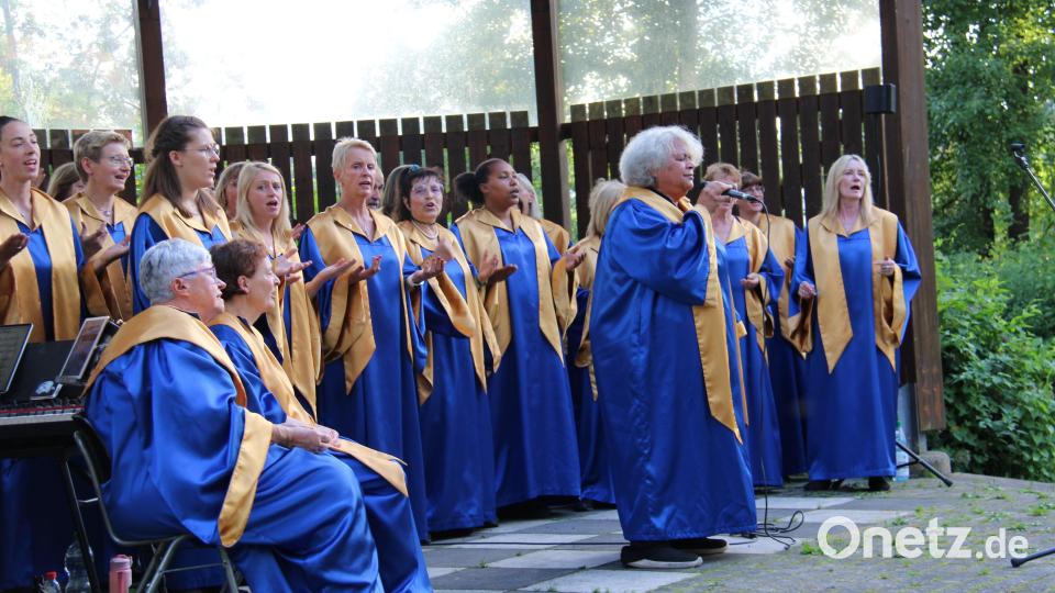 Der Gospelchor "Hope and Joy" unter Leitung von Remona Fink (mit Mikrofon) gastiert zum ersten Mal bei der Sommerserenade in Neustadt. Bild: prh
