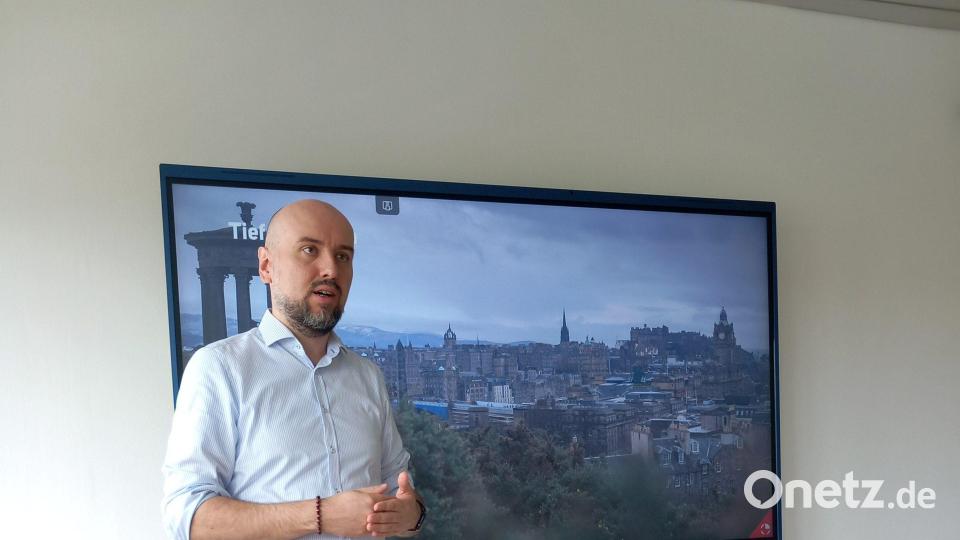Medienproduzent Daniel Kapulla wies die jungen Schülerinnen und Schüler an der Berufsschule im Rahmen des BVJ- Projekts in die Geheimnisse des richtigen Fotografierens und Filmens ein Bild: bba