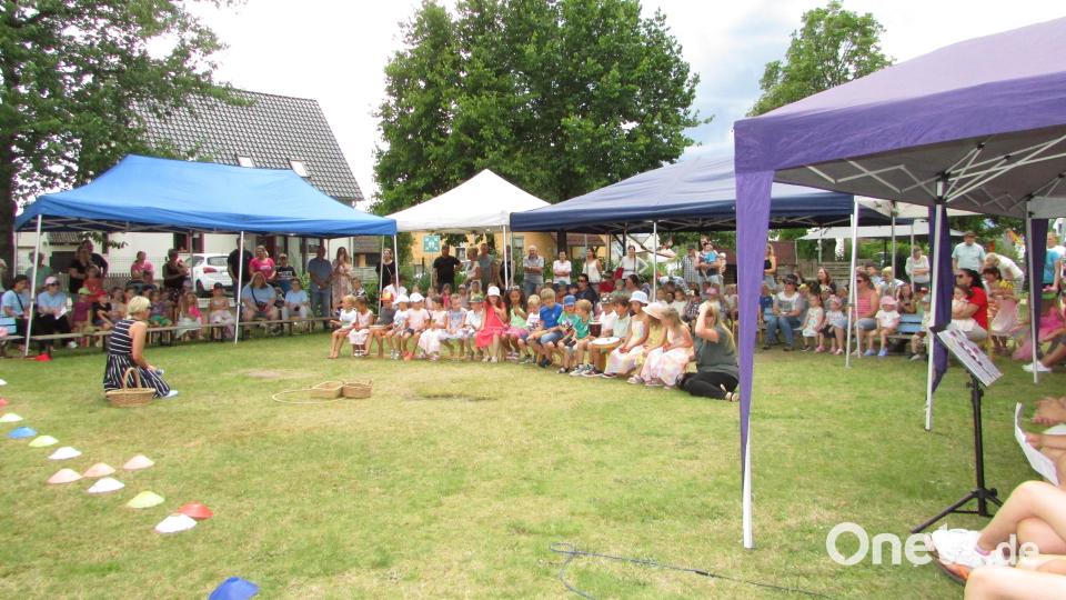 Alle Gruppen im Kinderhaus haben viel Spaß bei der Serenade und freuen sich über den Beifall des Publikums. Bild: sei