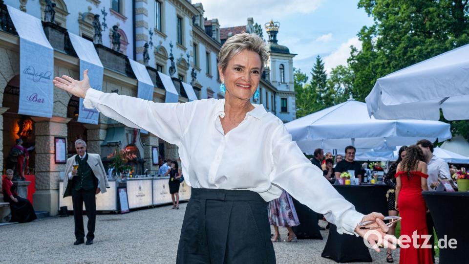 Gloria Fürstin von Thurn und Taxis mischte sich im Park von Schloss St. Emmeram unter die Gäste. Bild: Armin Weigel/dpa