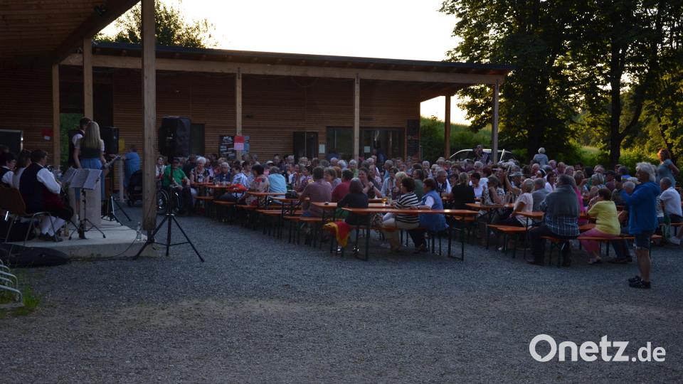 Zahlreich lauschen die Zuhörer den Moosbacher Musikanten. Bild: gi