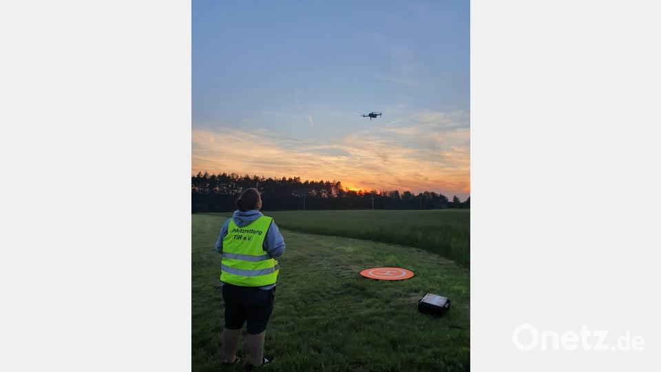 Eine Drohne mit Wärmebildkamera ist ein probates Hilfsmittel, um Rehkitze in Wiesen und Feldern aufzustöbern. Unser Bild zeigt eine Drohnenpilotin des Tirschenreuther Vereins Rehkitzrettung. Bild: Christl Schemm/exb