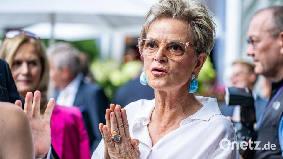 Gloria Fürstin von Thurn und Taxis mischte sich im Park von Schloss St. Emmeram unter die Gäste. Bild: Armin Weigel/dpa