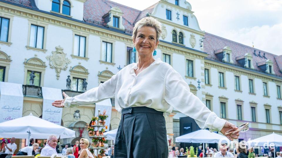 Gloria Fürstin von Thurn und Taxis mischte sich im Park von Schloss St. Emmeram unter die Gäste. Bild: Armin Weigel/dpa