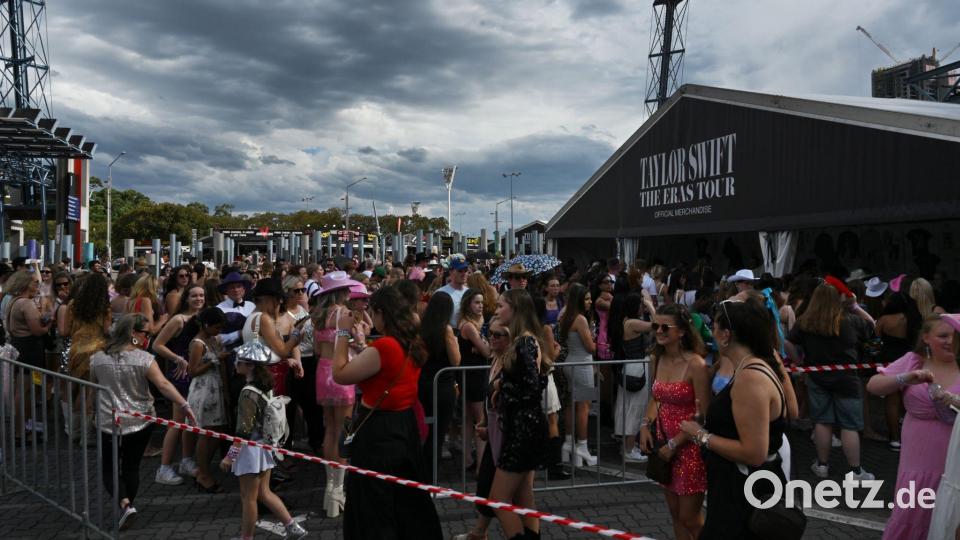Fans kleiden sich für die Swift-Shows in fantasievollen und bunten Glitzer-Outfits. (Archivfoto) Bild: Dean Lewins/AAP/dpa